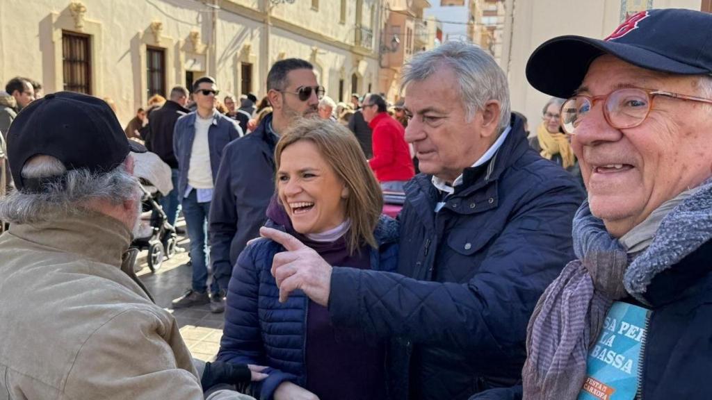 La delegada del Gobierno en la Comunitat con vecinos del barrio de Campanar. EE
