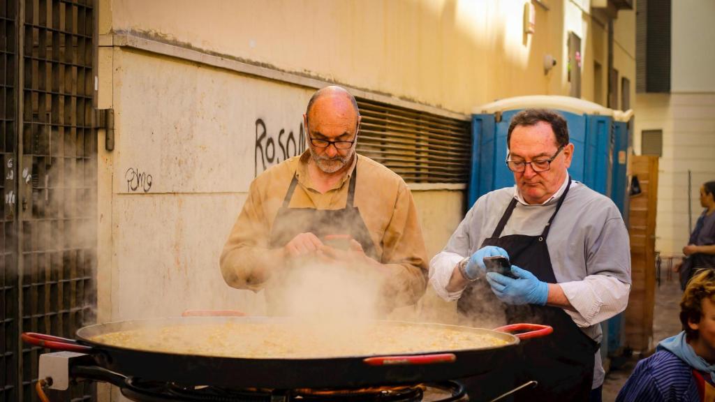 Preparando una legendaria paella.