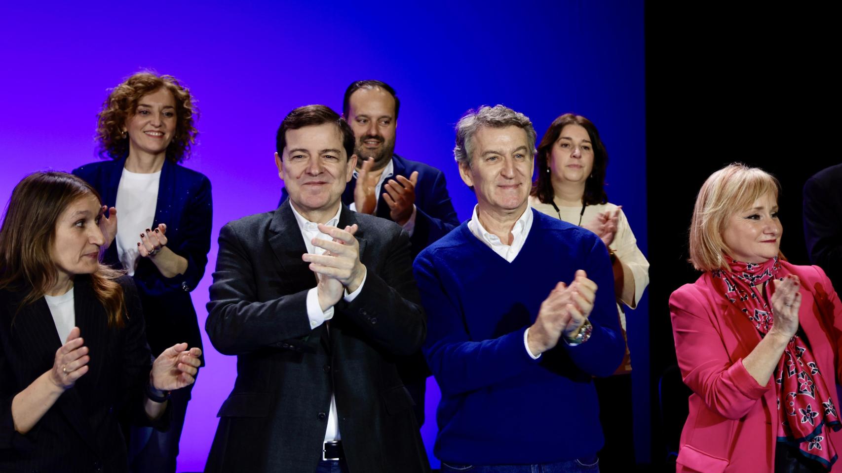 El presidente de la Junta y candidato del PP en las elecciones autonómicas, Alfonso Fernández Mañueco, y el presidente del PP, Alberto Núñez Feijóo, durante la presentación de los candidatos a los comicios del próximo 15 de marzo, este viernes en Salamanca