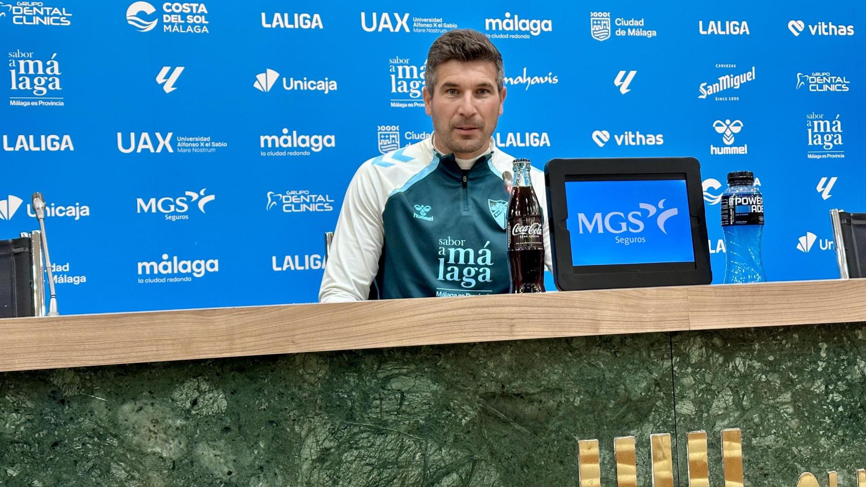 Juanfran Funes, entrenador del Málaga CF, en la sala de prensa de La Rosaleda