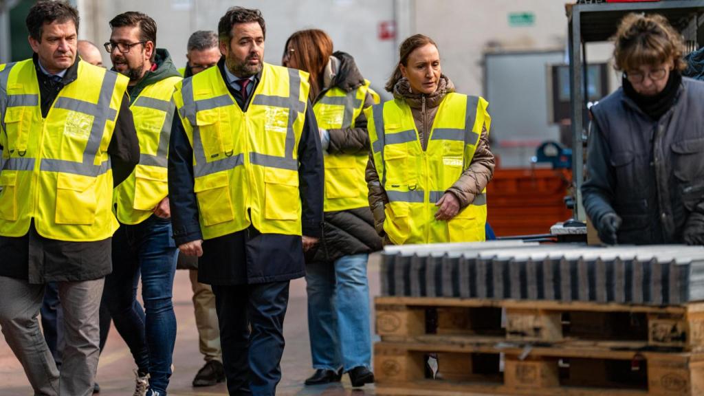 Paco Núñez, durante su visita a una empresa de Arenas de San Juan (Ciudad Real). Foto: PP CLM.
