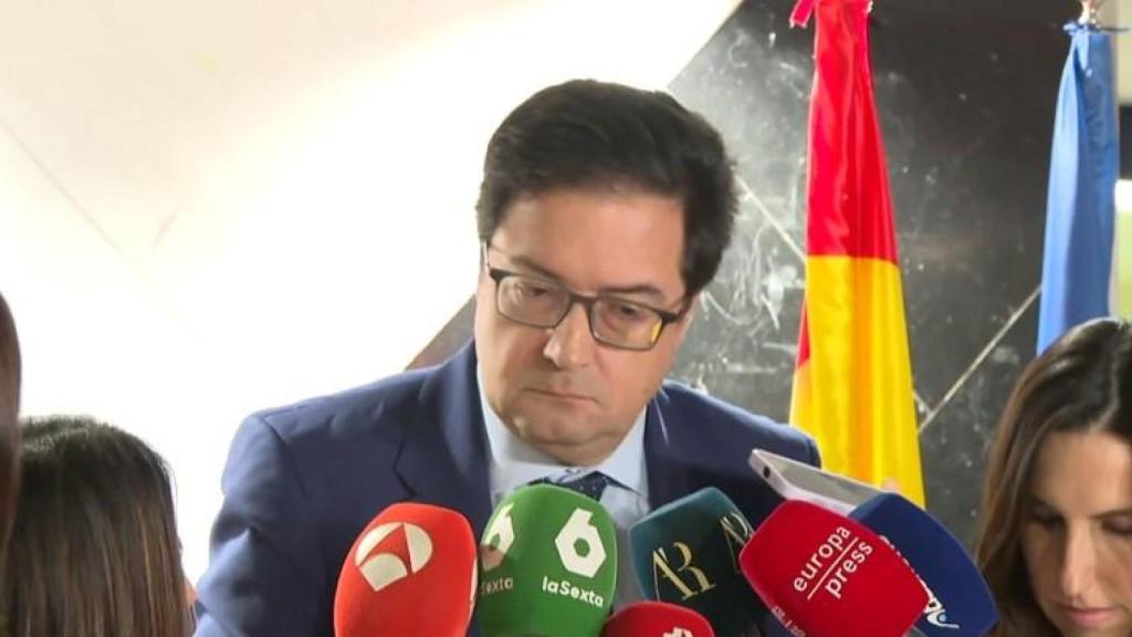 El ministro Óscar López atiende este viernes a los medios antes de un acto en El Escorial (Madrid).