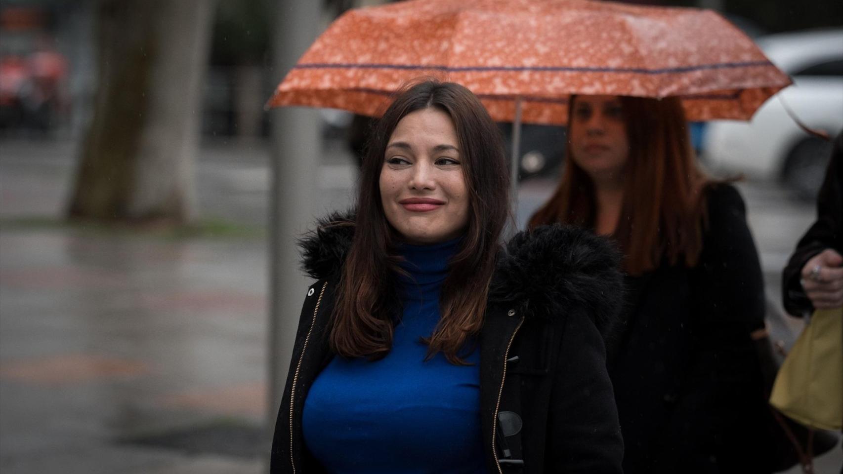 La actriz Elisa Mouliaá delante de los juzgados de Plaza Castilla este miércoles.