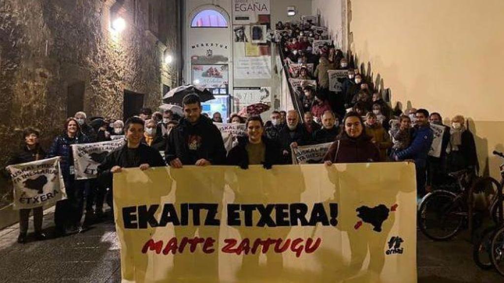 Concentración convocada por Ernai, las juventudes de SORTU, a favor del preso etarra Ekaitz Sirvent portando una pancarta en la que puede leerse “Ekaitz etxera. Maite zaitugu” (Ekaitz a casa. Te queremos), el 26 de noviembre de 2021 en Zarauz (Guipúzcoa).