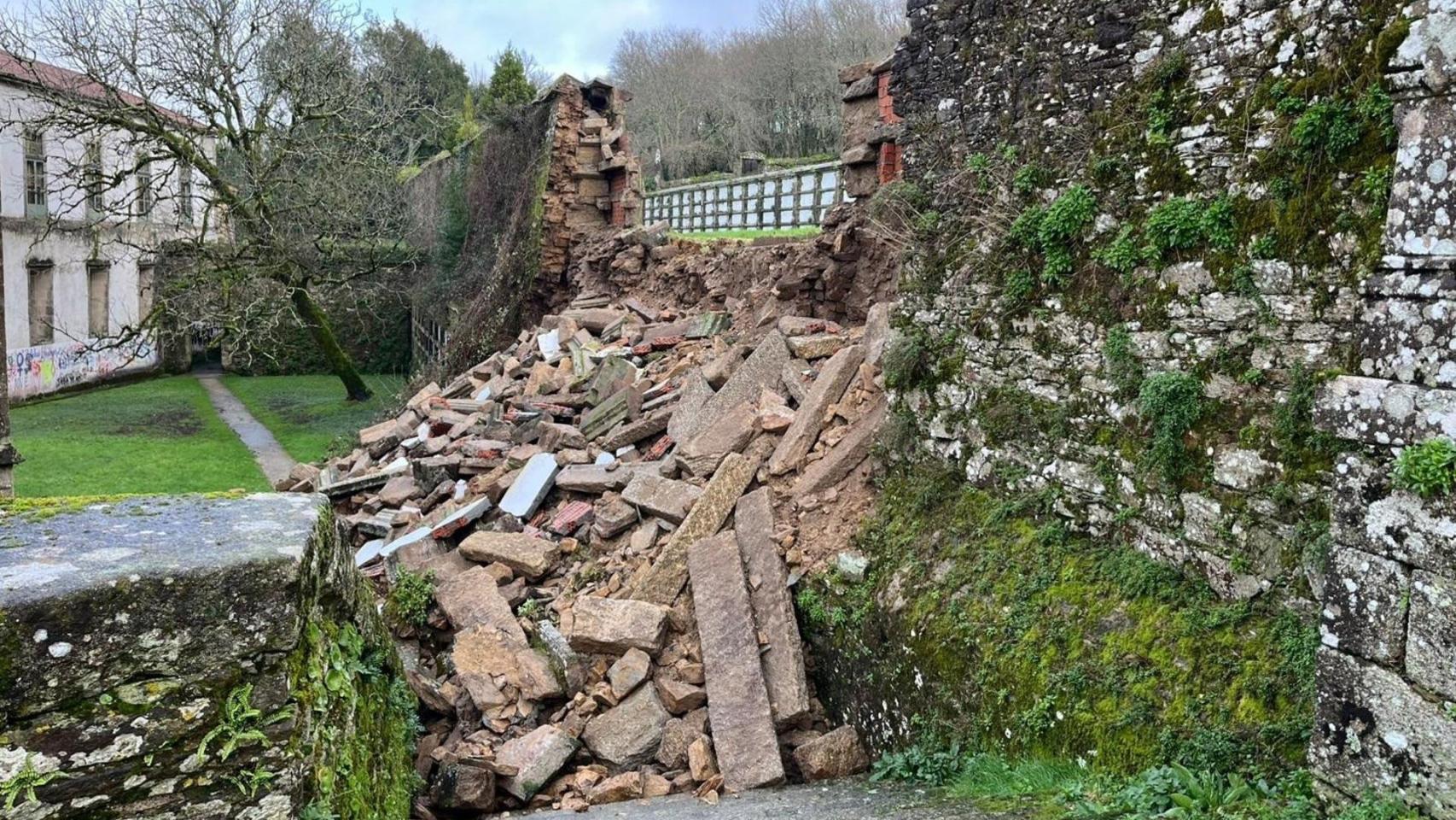 Caída de una parte del muro de San Domingos de Bonaval, en Santiago.