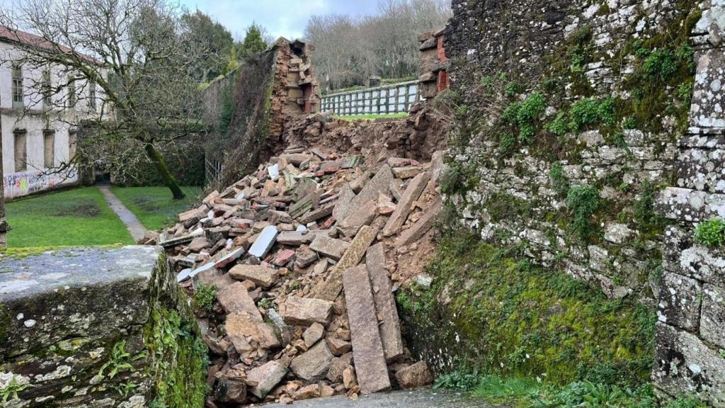Caída de una parte del muro de San Domingos de Bonaval, en Santiago.