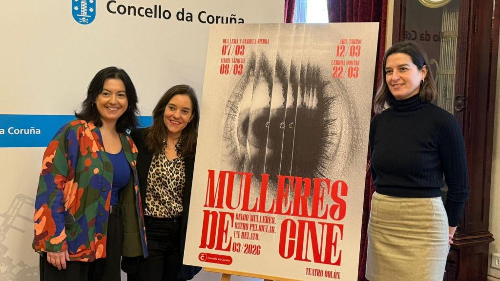 La alcaldesa de A Coruña, Inés Rey, acompañada de Laura Seoane y Bea Lema
