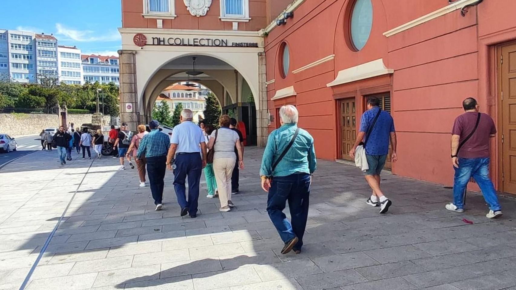Turistas en A Coruña se dirigen al hotel NH Finisterre.
