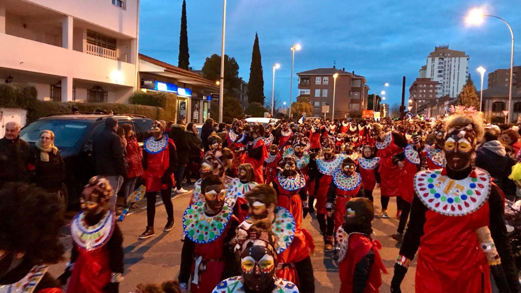 Imagen de archivo del desfile de Carnaval por las calles del Polígono, uno de los barrios que celebra este viernes la fiesta. iles, como el Polígono.