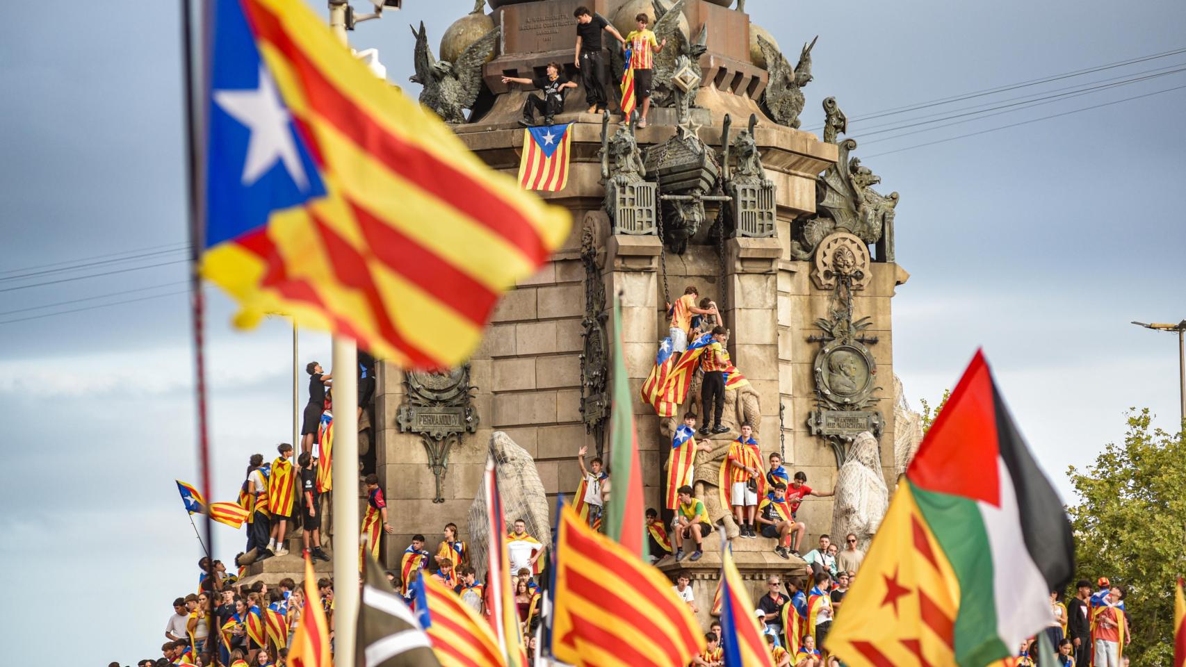Cientos de personas durante la manifestación convocada por la ANC el 11 de septiembre de 2025, Día de Cataluña, reclamando la independencia. Foto: Alberto Paredes/Europa Press