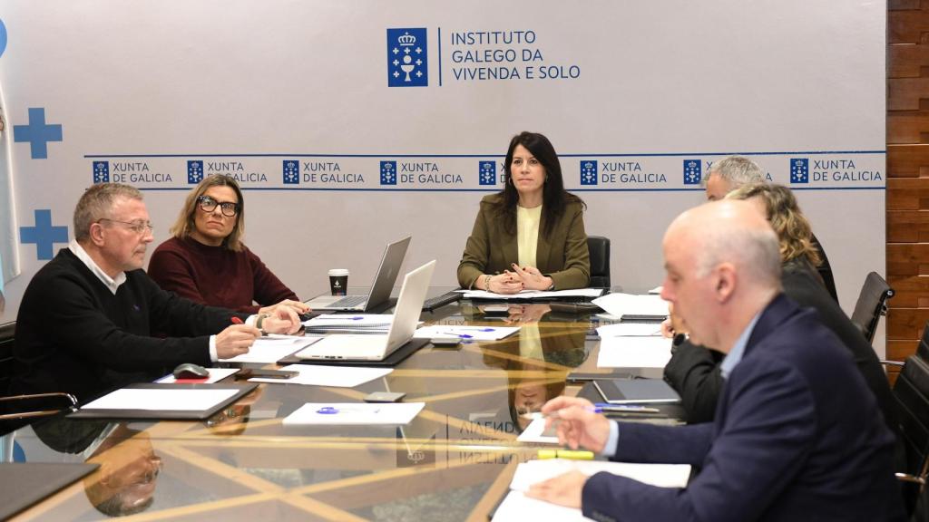 Los miembros del consejo, durante la sesión en la que se aprobó la adjudicación de las 17 viviendas