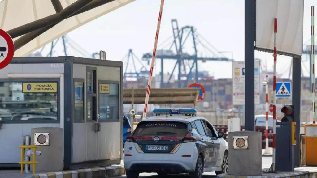 Imagen de un vehículo de la Guardia Civil en el Puerto de Valencia. Ana Escobar / EFE