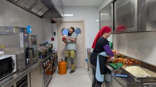 Padres en la cocina del CEIP Peñaflor de Gállego.