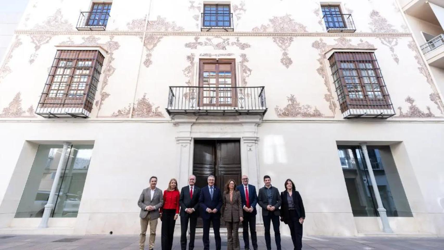 Imagen de la fachada principal del Palacio de Valdeflores.