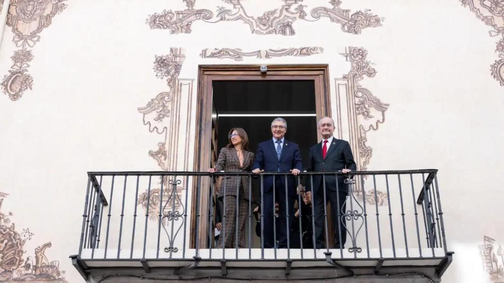 Patricia Navarro, Francisco Salado y Francisco de la Torre en el balcón del Palacio de Valdeflores.