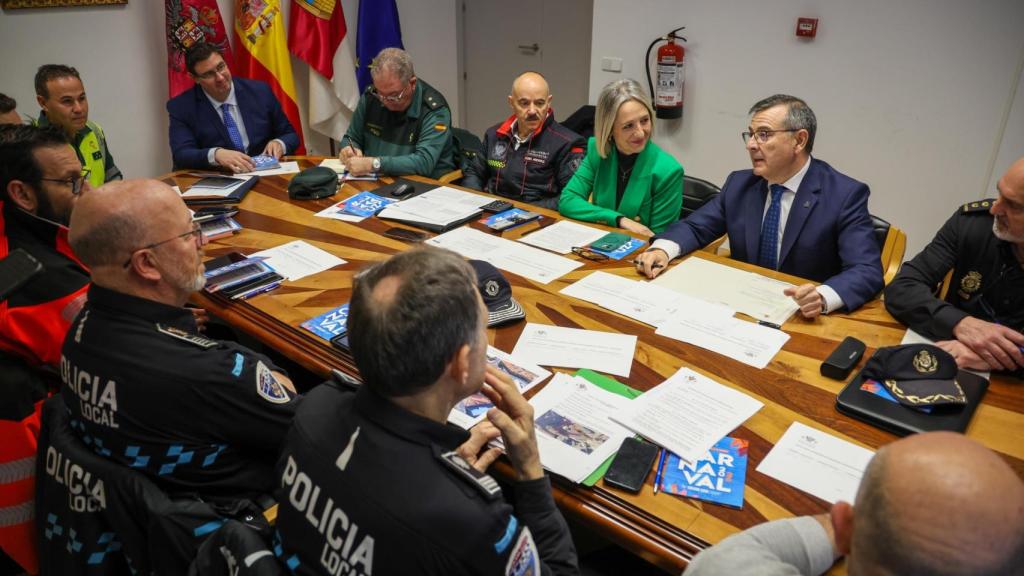 El Ayuntamiento ha celebrado esta mañana la Junta Local de Seguridad con motivo del Carnaval, junto al subdelegado del Gobierno de España en Toledo, Carlos Ángel Devia, Policía Local, Bomberos y Protección Civil.