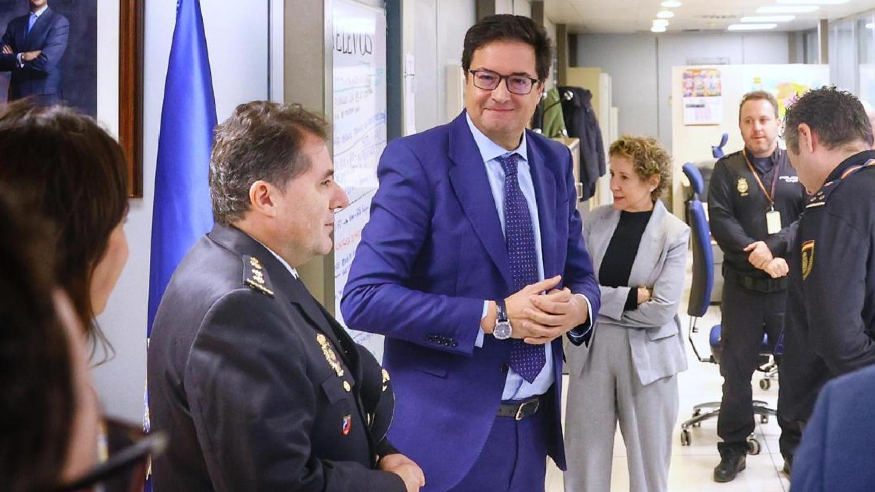 El ministro Óscar López atiende este viernes a los medios antes de un acto en El Escorial (Madrid).