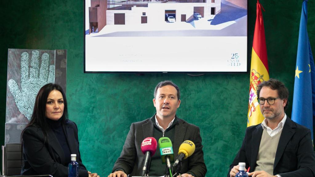 El alcalde de Toledo, Carlos Velázquez, ha ofrecido este viernes una rueda de prensa junto a la diputada provincial, Manuel Lominchar, y el gerente del Consorcio, Jesús Corroto.