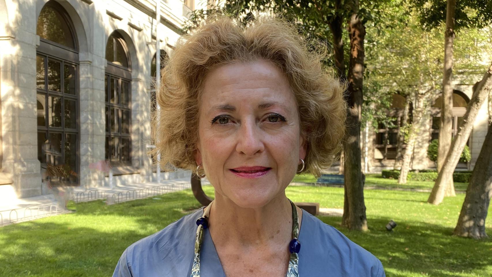 La galerista Magda Belloti en el jardin del Museo Reina Sofía de Madrid, en 2020. Foto: Marisa González