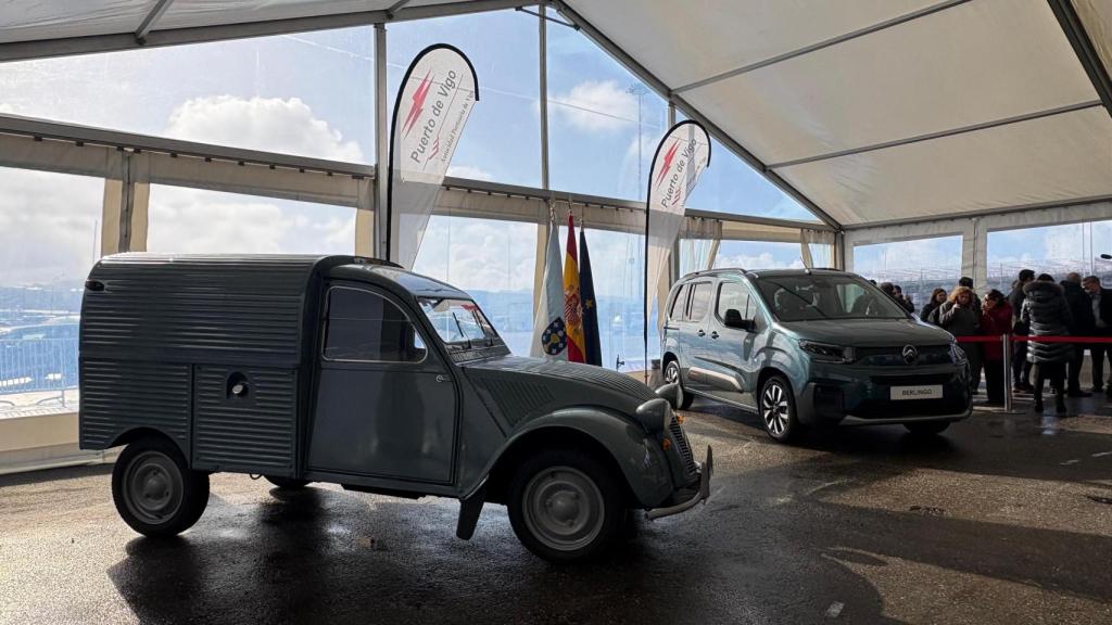 En el acto estuvieron presentes la furgoneta AZU, el primer modelo fabricado en la ciudad, y una Berlingo, el último modelo.