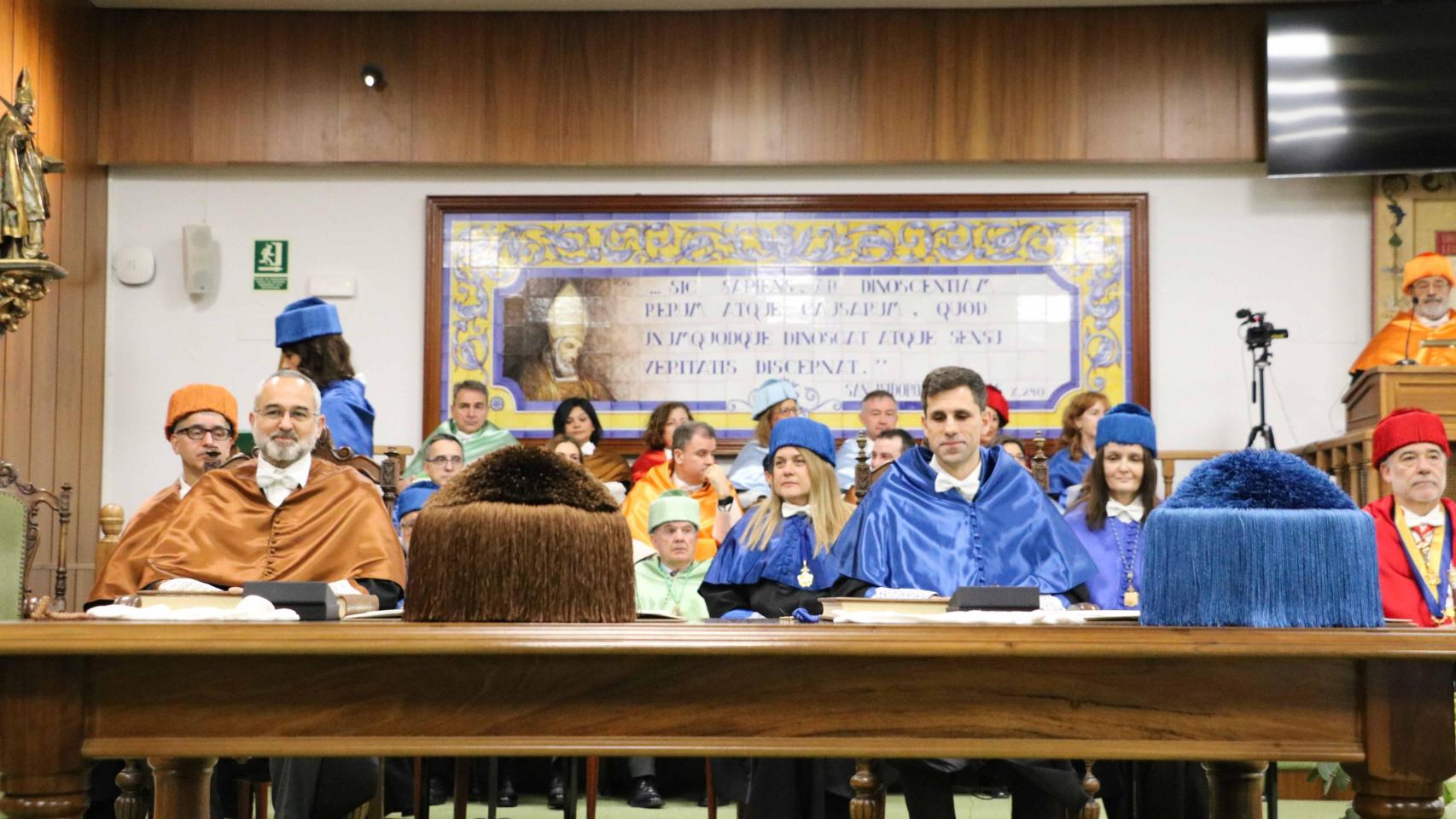 César de la Fuente y Sergio Boixo junto a la rectora Nuria González durante su investidura como doctores Honoris Causa por la Universidad de León