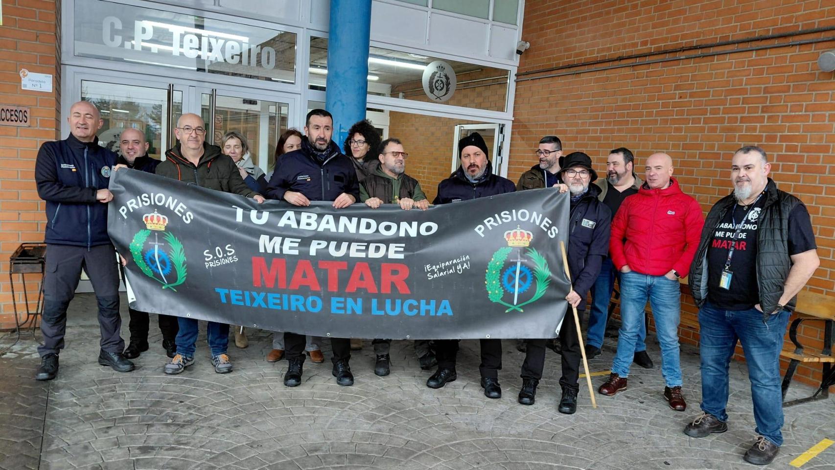 Concentración en la cárcel de Teixeiro, en Curtis (A Coruña), tras la agresión a un funcionario