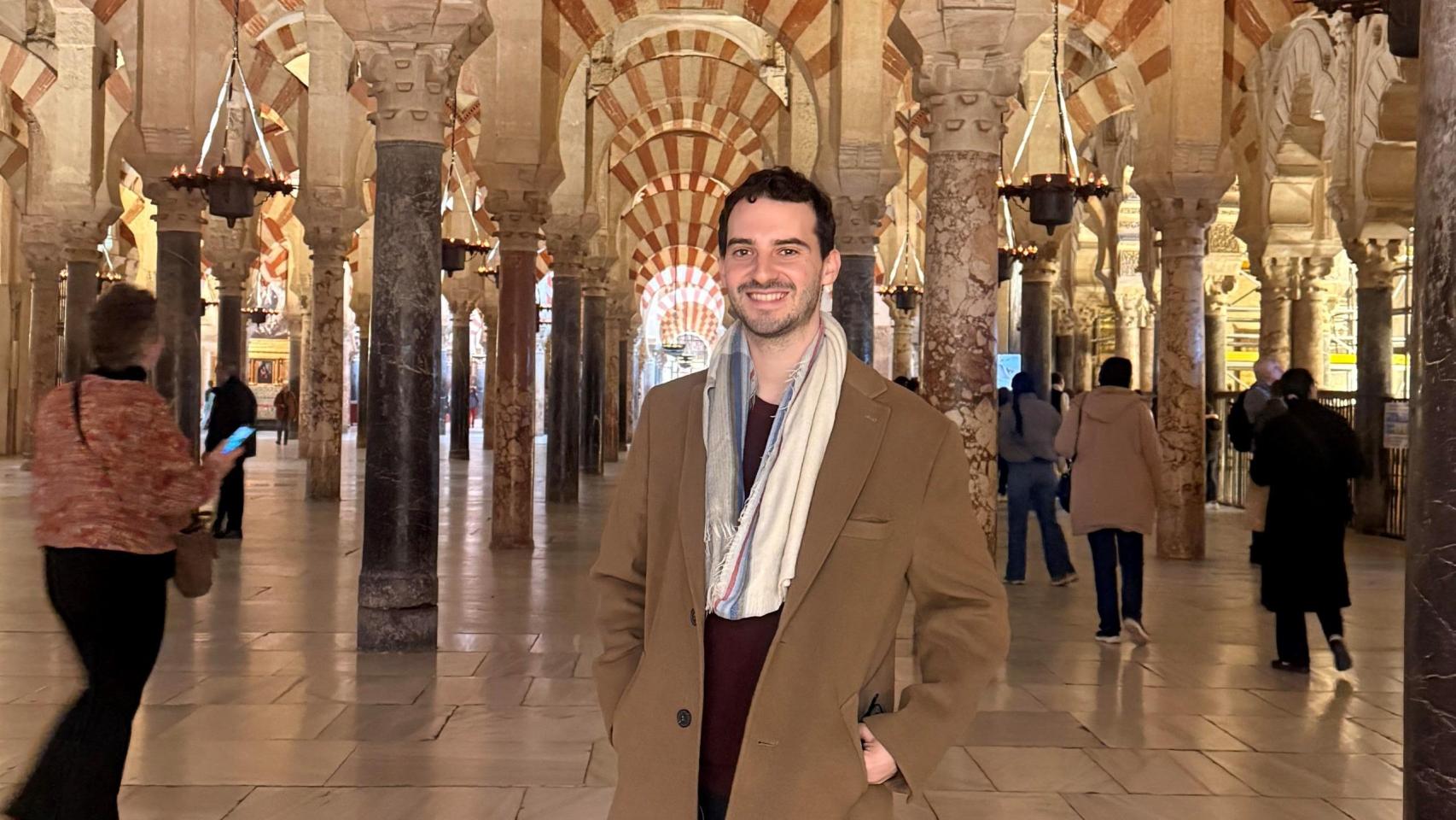 Brian posa en la Mezquita Catedral de su Córdoba natal.