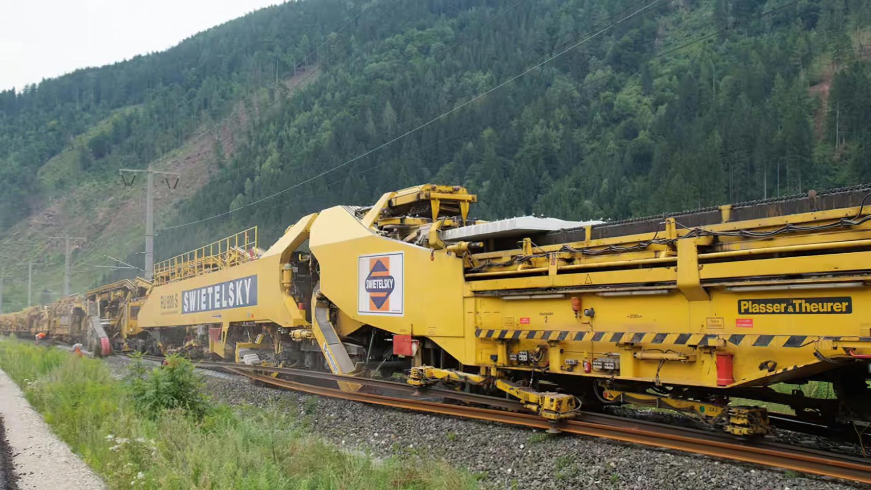 Swietelsky RU 800 S, el tren que repara las vías automáticamente.