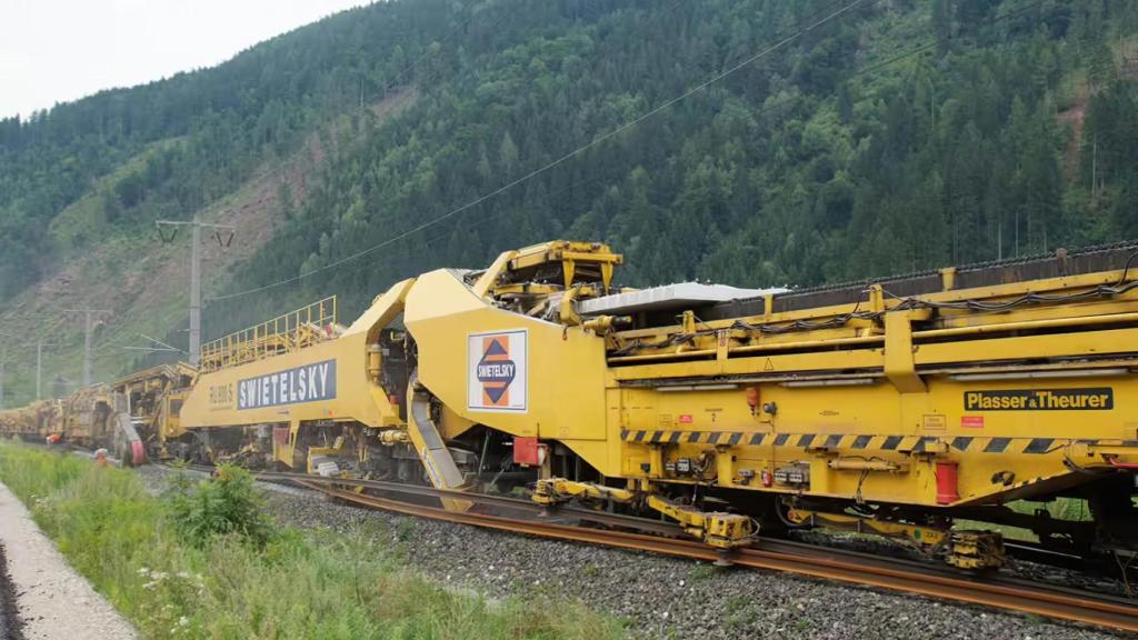 Swietelsky RU 800 S, el tren que repara las vías automáticamente.