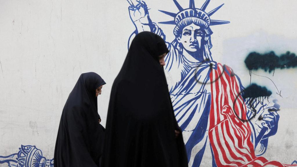 Mujeres pasan junto a un mural antiestadounidense en una calle de Teherán, Irán.