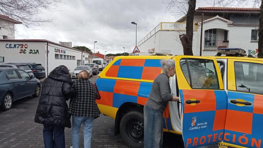Familiares y personas cercanas han recogido a muchos de los usuarios que han sido desalojados de la residencia de Aldeamayor de San Martín