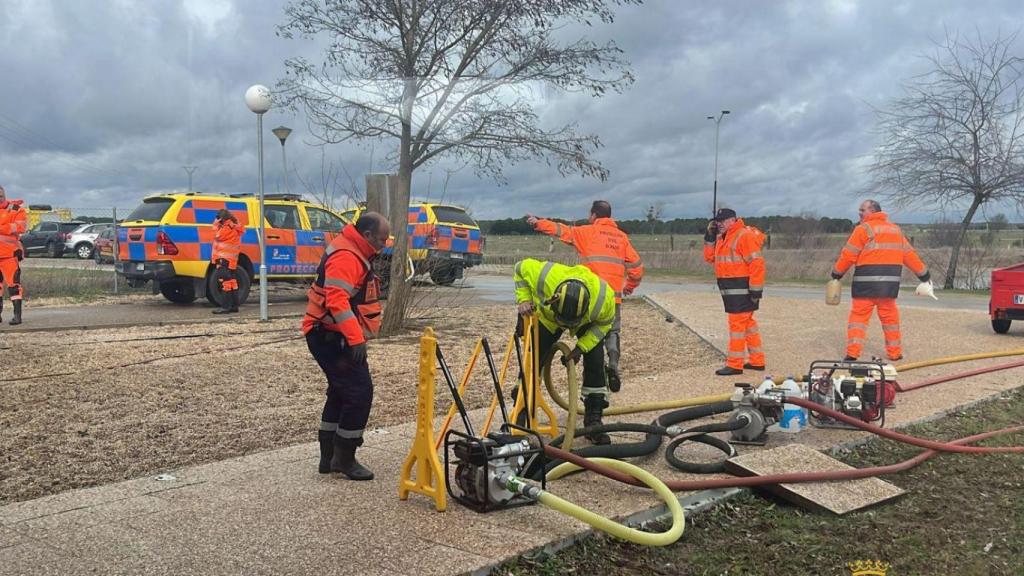 Efectivos de emergencia trabajan con motobombas para liberar las arquetas de evacuación de agua en una residencia de mayores de Aldeamayor de San Martín