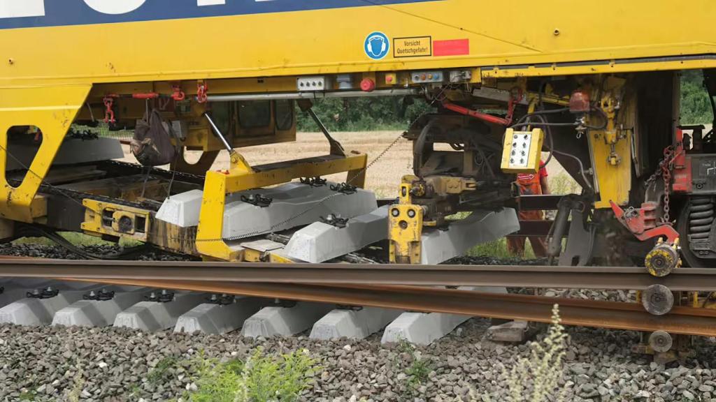 Swietelsky RU 800 S arreglando una vía.