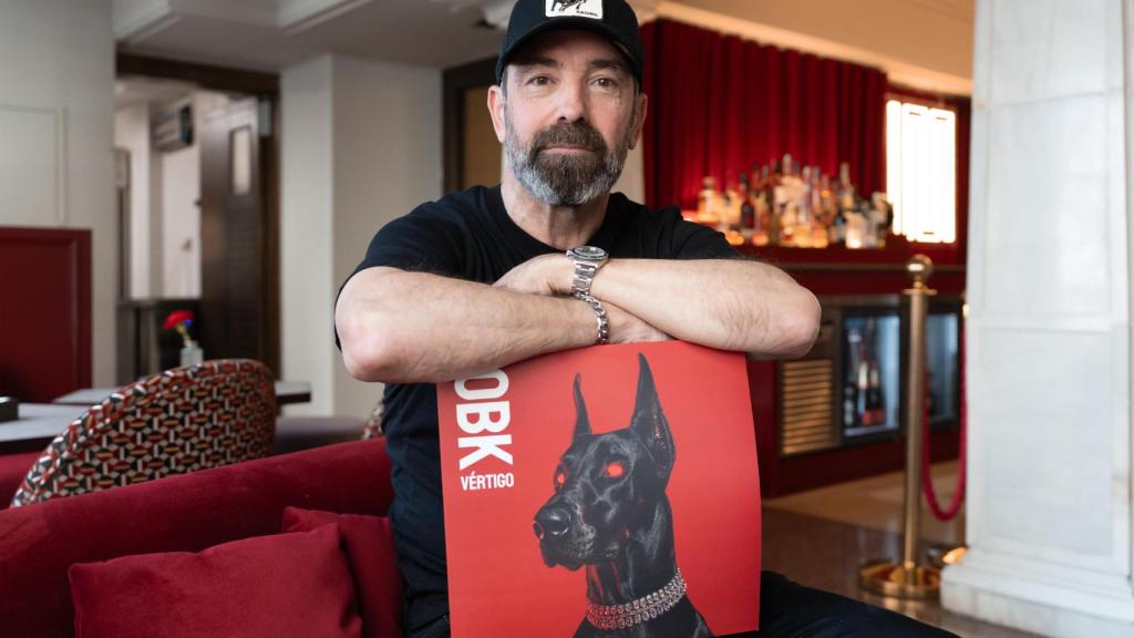Jordi Sánchez, de OBK, en el hotel Umusic de Madrid junto al vinilo de Vértigo.