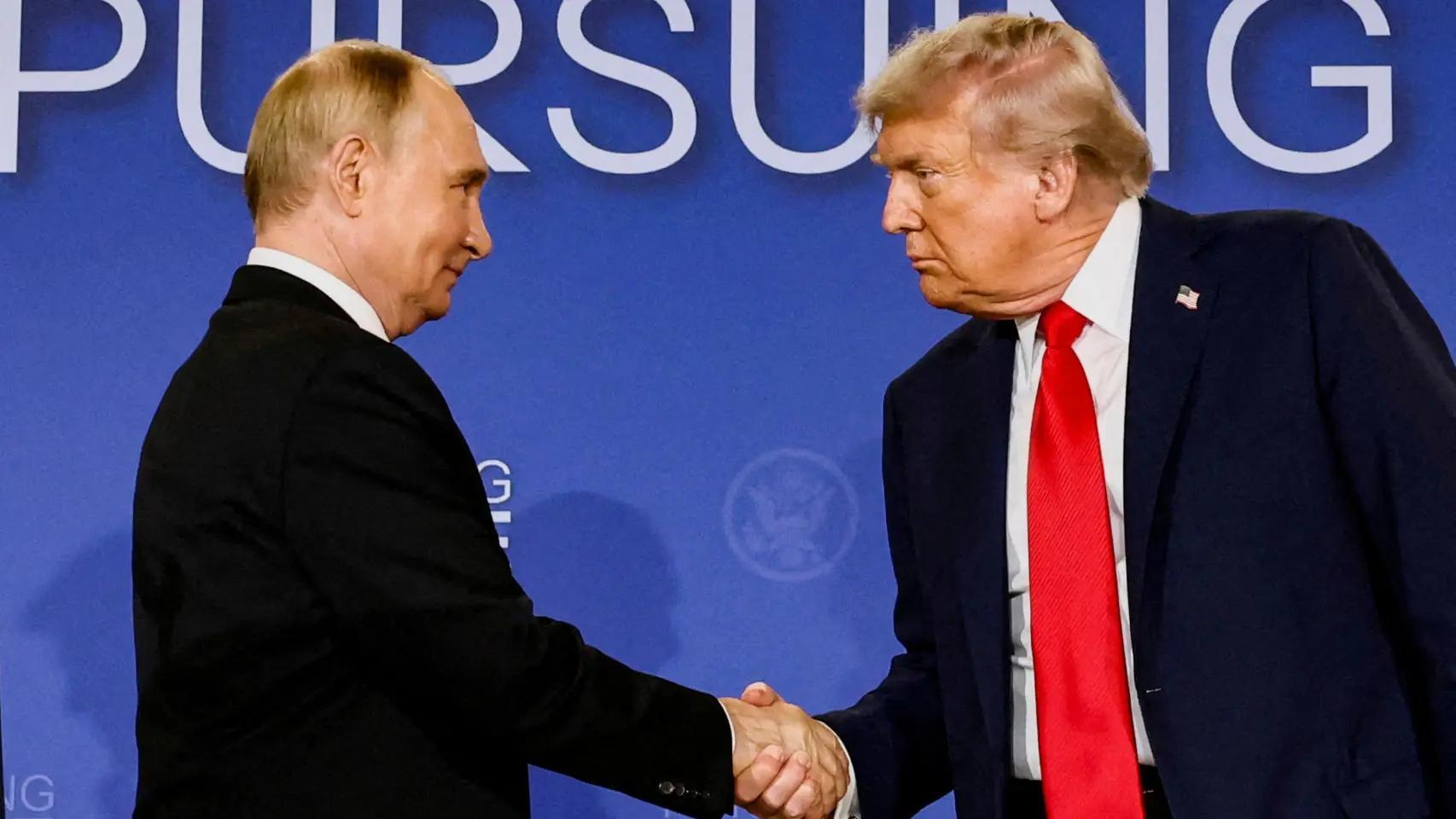 El presidente estadounidense Trump, con el presidente ruso Putin, en una cumbre en Alaska.