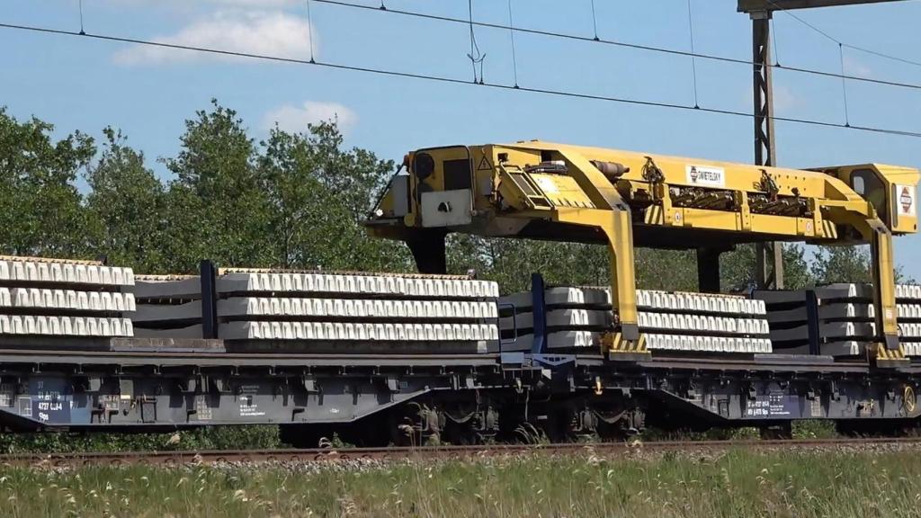 SWIETELSKY-RU-800-S transportando la maquinaria necesaria para hacer el cambio de vía.