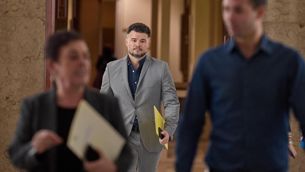 Rufián llega a la Junta de Portavoces del Congreso. El gesto se recoge, la escena se enfría: fuera del atril, el personaje camina sin público.