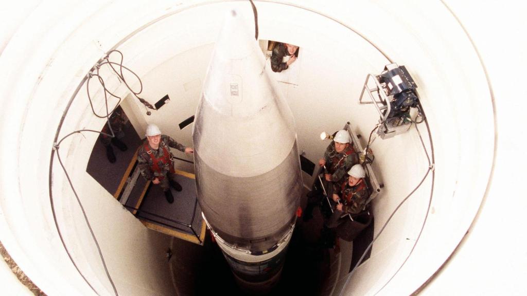 Personal de mantenimiento trabajando en un misil Minuteman III en la Base Aérea de Warren (Wyoming, EEUU)