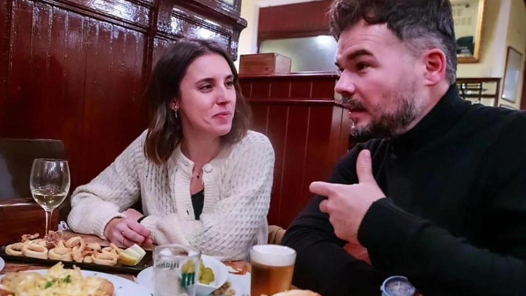 Fuera del hemiciclo, la coreografía se vuelve íntima: Rufián e Irene Montero conversan en Casa Manolo, donde la política baja la voz y sube el ruido de platos y vasos; en una imagen datada en diciembre de 2023.
