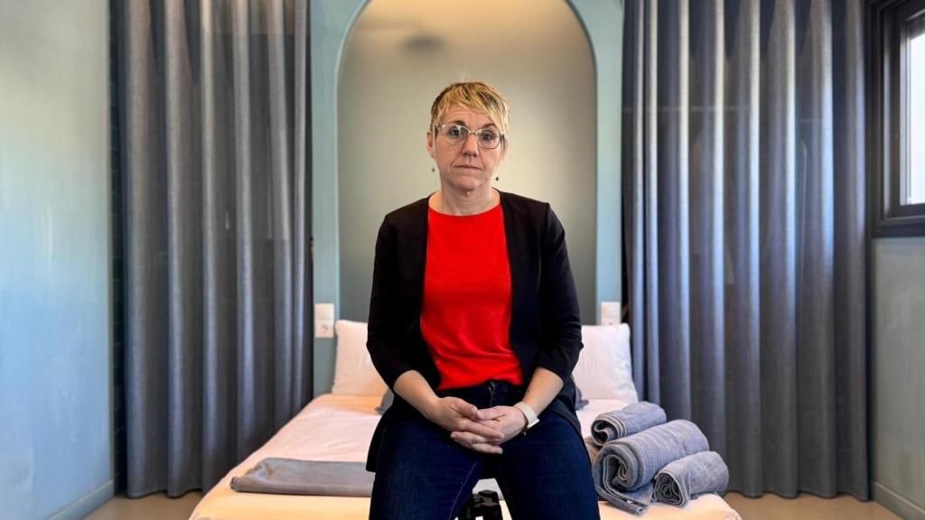 La portavoz de Compromís en el Ayuntamiento de València, Papi Robles, en uno de los apartamentos del listado. COMPROMÍS PER VALÈNCIA