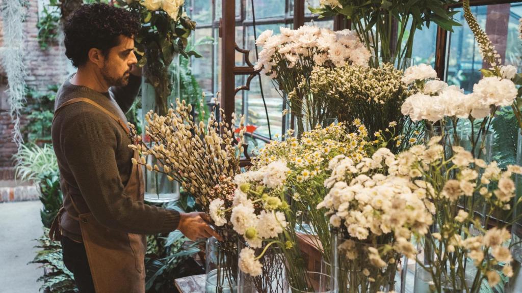 Julián Bonilla, gerente de El Ángel del Jardín, atiende a Magas este 14 de febrero.