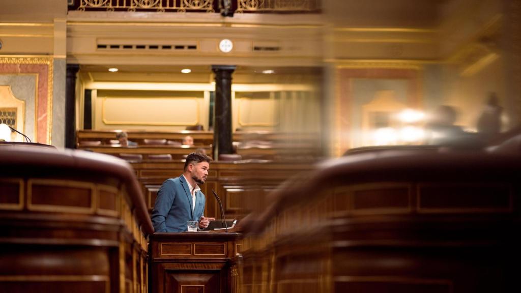 En una sesión plenaria de abril de 2023, Rufián interviene ante un hemiciclo casi vacío. El gesto se sostiene aunque falten ojos: el escenario no se apaga.