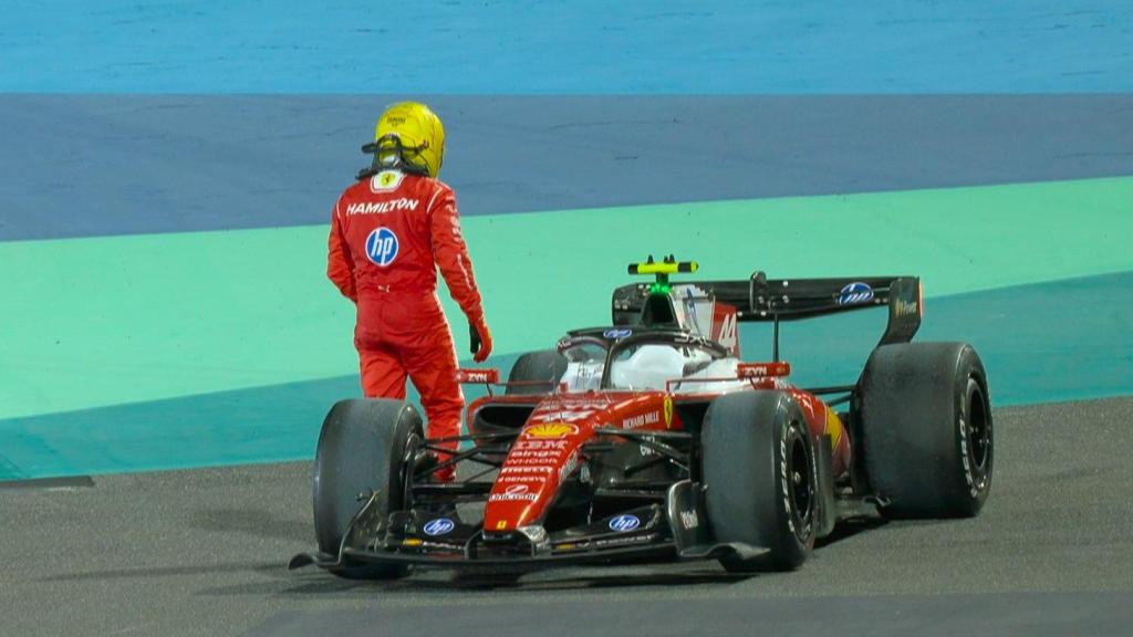 Lewis Hamilton se baja del SF-26 en la tercera jornada de los test de Baréin.