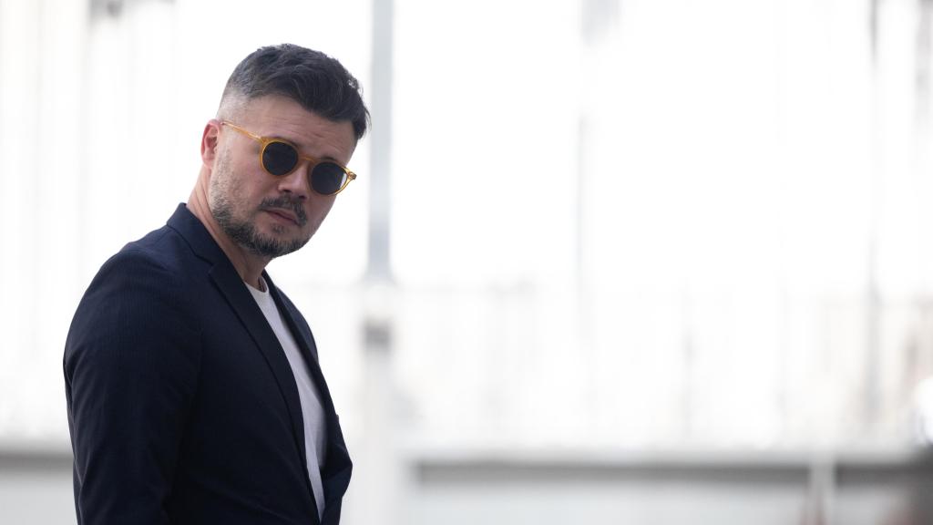 Fuera del hemiciclo, con gafas de sol, Rufián ensaya la retirada del foco. En política, también se actúa al salir de escena.