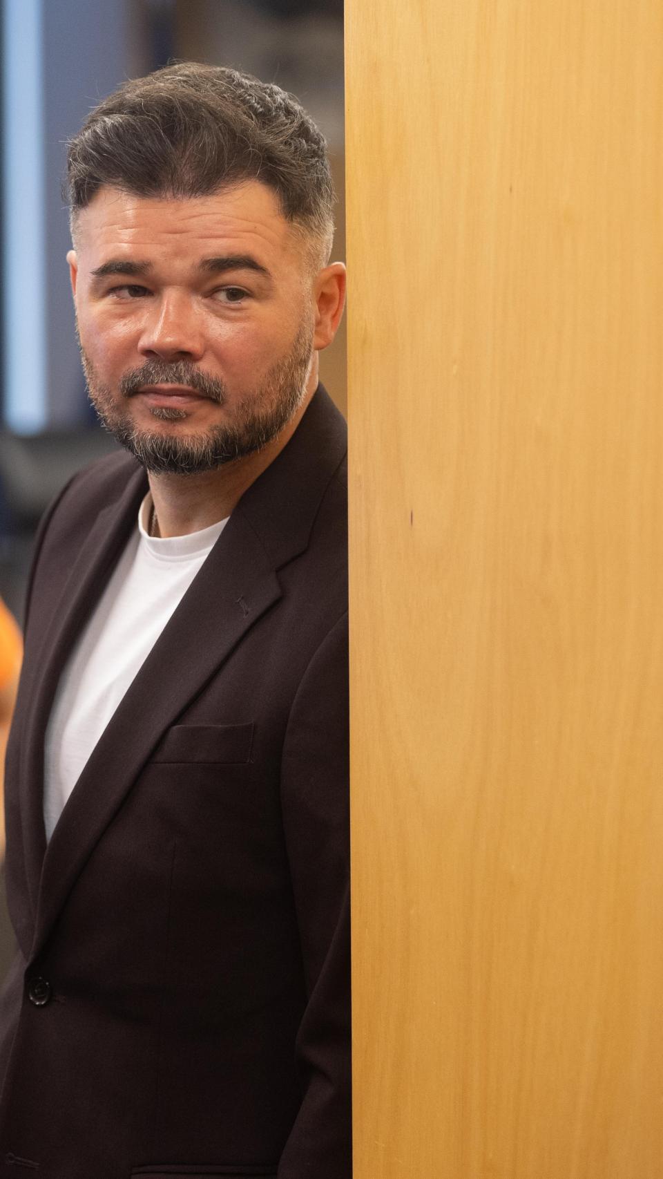 Rufián espera a que empiece una reunión en el Congreso y mira de reojo el pasillo. Habla poco cuando no hay cámaras: prefiere escuchar, medir el clima, guardar munición para el momento del foco.