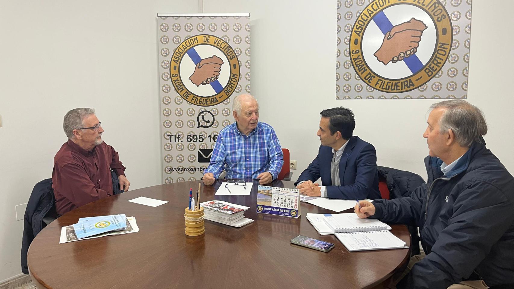 El alcalde de Ferrol, José Manuel Rey Varela, y el concejal de Servicios, José Tomé, mantuvieron un encuentro con la directiva de la asociación vecinal del barrio