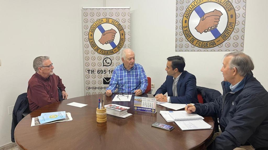 El alcalde de Ferrol, José Manuel Rey Varela, y el concejal de Servicios, José Tomé, mantuvieron un encuentro con la directiva de la asociación vecinal del barrio