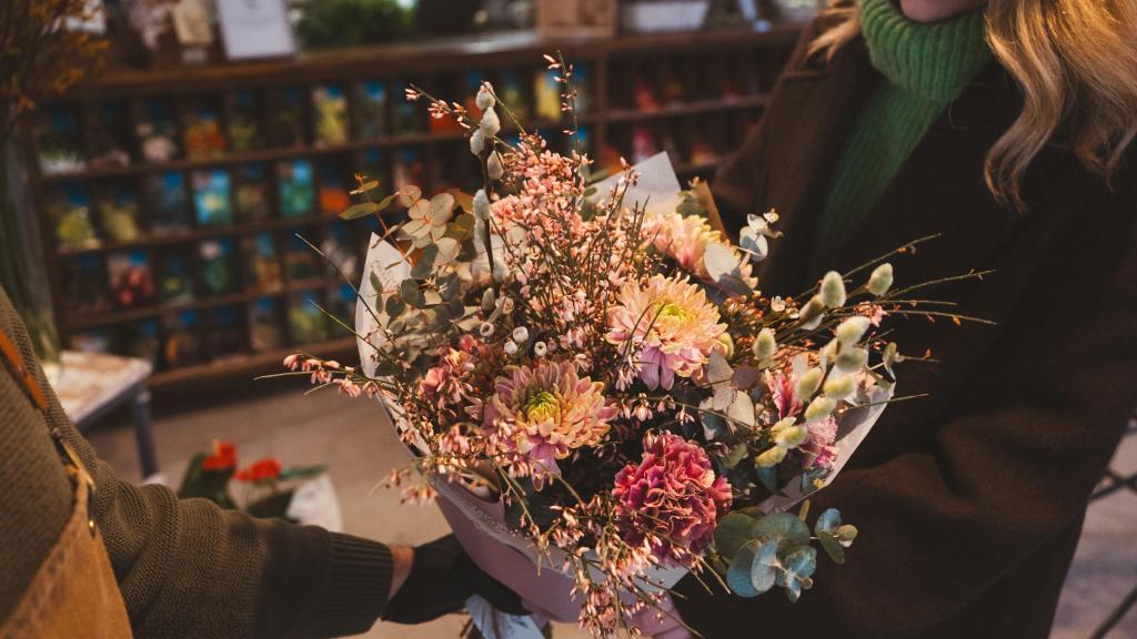 La clienta se lleva un ramo mixto elaborado en el momento.