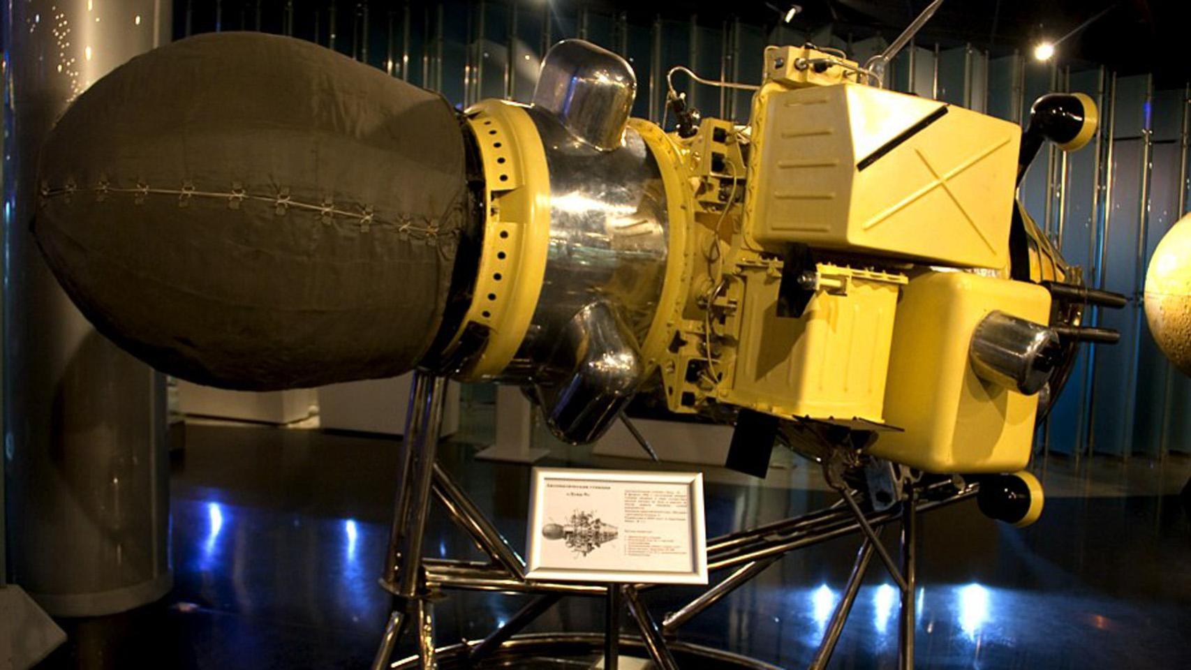 Maqueta del Luna 9 en una exhibición rusa.