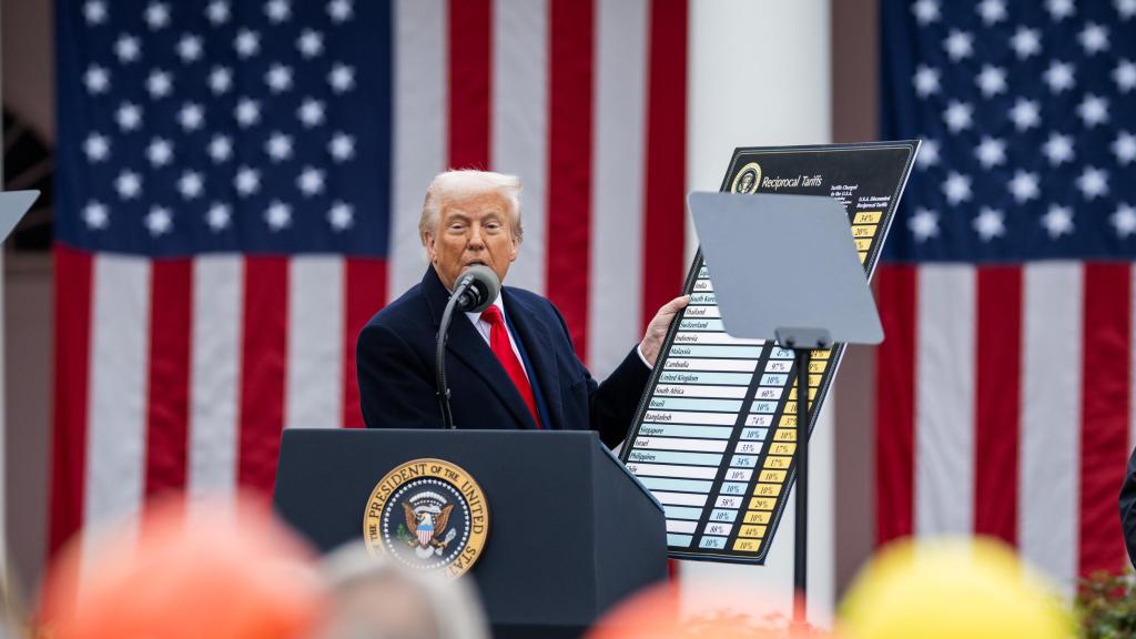 Trump con la tabla de aranceles que gravan el comercio mundial.